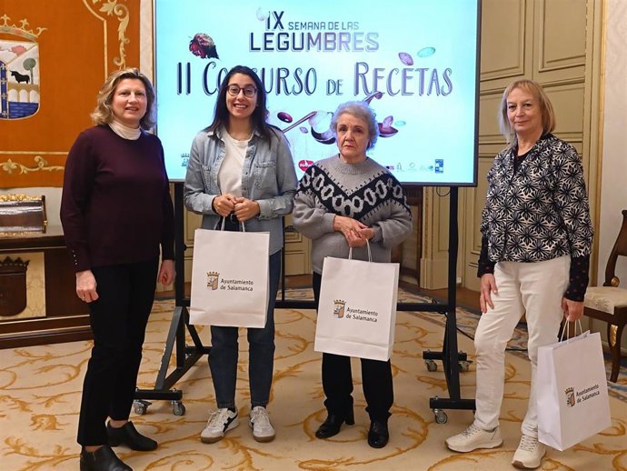La concejala de Consumo, Vega Villar, junto a las tres ganadoras del concurso de la IX Semana de las Legumbres.