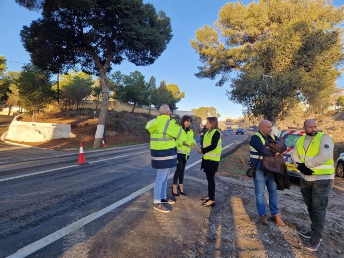 La delegada territorial de Fomento, Articulación del Territorio y Vivienda en Almería, Dolores Martínez, durante su visita a las obras de rehabilitación del firme en la carretera A-348, a su paso por Benahadux.