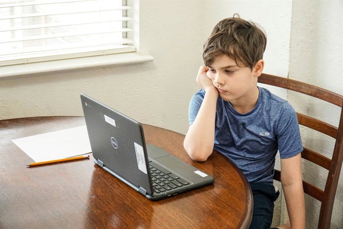 Recurso da criança em frente a um laptop