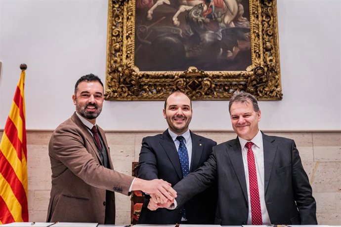 (I-D) El Alcalde De Alcanar (Tarragona), Joan Roig; El Conseller De La Presidencia De La Generalitat, Albert Dalmau, Y El Director De La Agència Catalana De L'aigua (ACA), Josep Lluís Armenter, Firman Un Protocolo De Obras