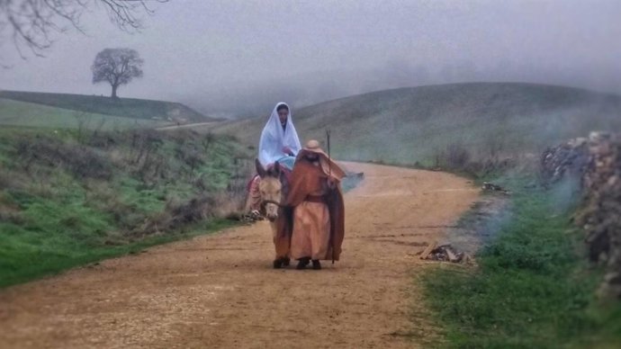 Medio centenar de vecinos de Robladillo (Valladolid) recrean un año más su Belén Viviente.