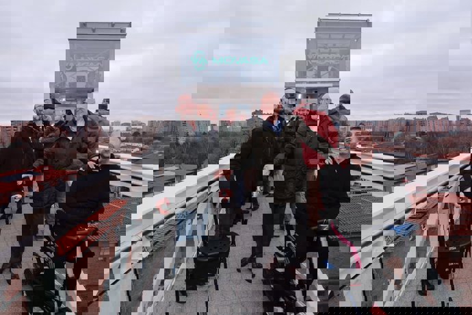 El alcalde de Valladolid, Jesús Julio Carnero, en la parte de arriba del nuevo ascensor de Girón.