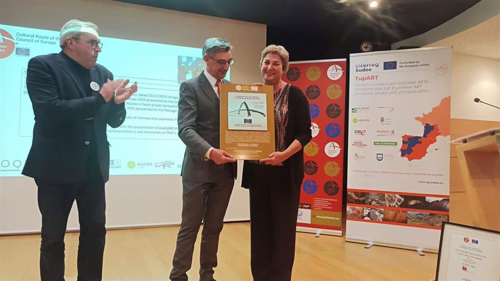 La directora de Altamira, Pilar Fatas, recibe el sello 'Patrimonio Rupestre Europeo' otorgado al museo