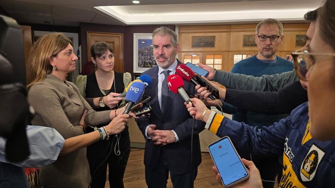 El presidente de CSIF Castilla y León, Benjamín Castro, atiende a los medios en el marco del café navideño