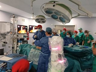Un momento de una de las primeras cirugías asistidas por el robot quirúrgico realizadas, este miércoles, en el Hospital Universitario Obispo Polanco de Teruel.