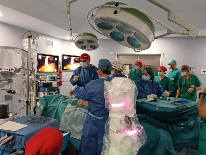 Un momento de una de las primeras cirugías asistidas por el robot quirúrgico realizadas, este miércoles, en el Hospital Universitario Obispo Polanco de Teruel.