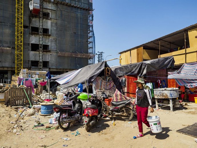 Archivo - 15 de fevereiro de 2019 - Sihanoukville, Preah Sihanouk, Camboja - Uma operária da construção civil cambojana caminha pelo alojamento dos trabalhadores próximo ao local de construção do cassino chinês em que trabalha. Há cerca de 80 cassinos chi
