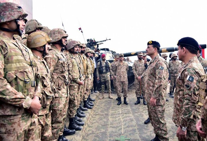 Archivo - September 24, 2025, Pakistan: GUJRANWALA, PAKISTAN, DEC 13: Chief of Army Staff (COAS), Field Marshal Syed .Asim Munir briefs on the formations operational readiness and key initiatives for strengthening .combat preparedness during his visit to 