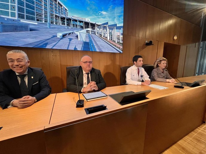 Carlos Cartón, segundo por la derecha, con autoridades de la Junta.