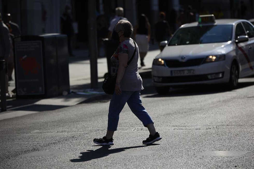Archivo - Una persona cruza un paso de cebra, a 12 de julio de 2022, en Madrid (España). La segunda ola de calor del verano podría alcanzar temperaturas máximas de hasta 47 grados centígrados (C) en algunos puntos de la península. En Madrid, está previ
