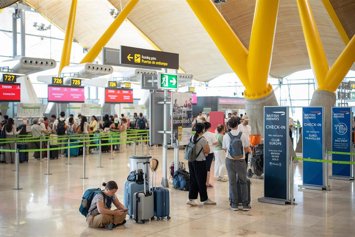 Archivo - Pasajeros esperan colas para facturar, en el Aeropuerto Adolfo Suárez Madrid-Barajas, a 14 de agosto de 2025, en Madrid (España).  