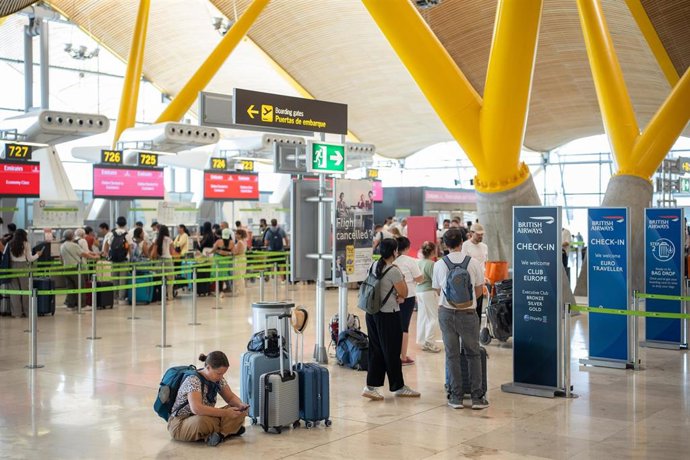 Archivo - Pasajeros esperan colas para facturar, en el Aeropuerto Adolfo Suárez Madrid-Barajas, a 14 de agosto de 2025, en Madrid (España).  