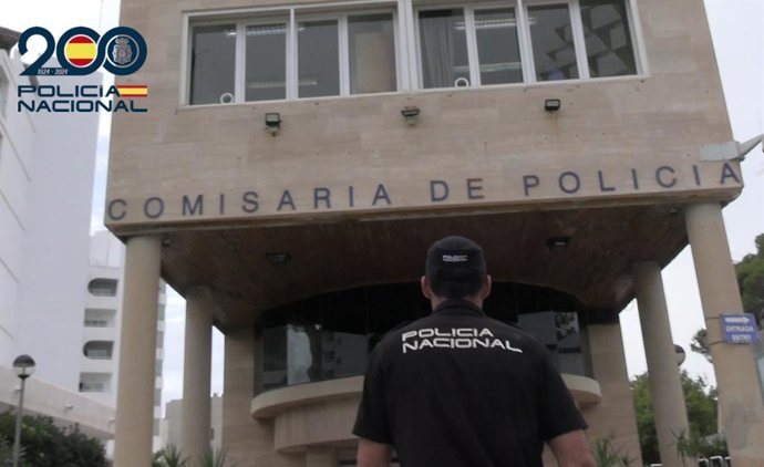 Un agente, frente a una comisaría.