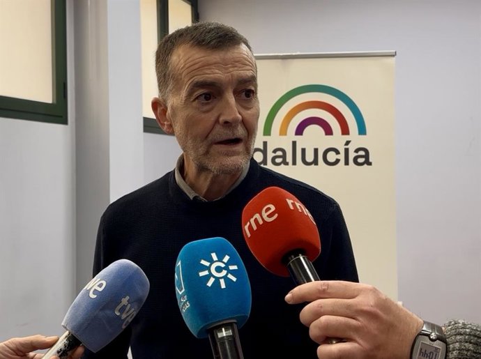 El coordinador federal de IU y candidato de Por Andalucía a la presidencia de la Junta, Antonio Maíllo, atiende a los medios antes de un encuentro con representantes de la educación pública.