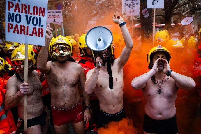 Bombers Voluntaris concentrats davant la Conselleria d'Interior a Barcelona