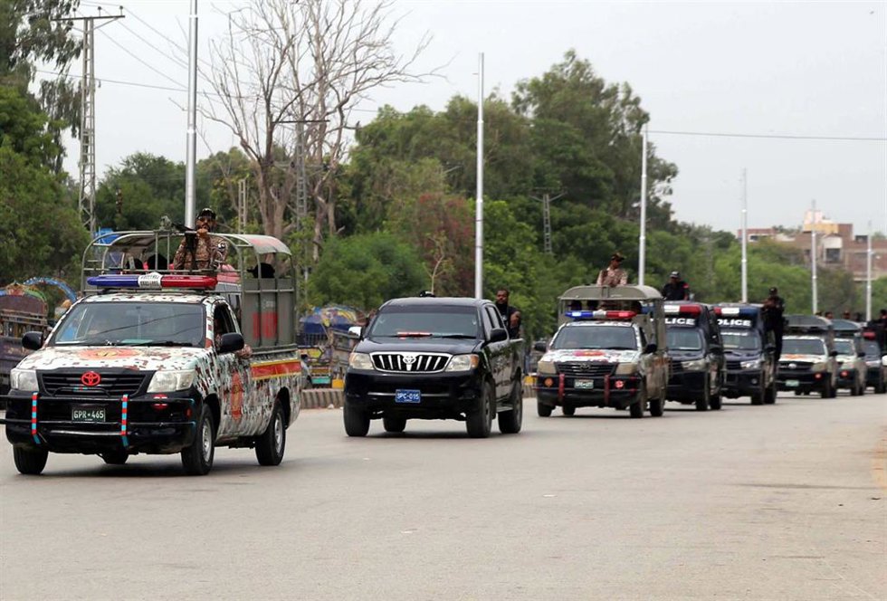 Archivo - Vehículos de las fuerzas de seguridad de Pakistán en Hyderabad (archivo)