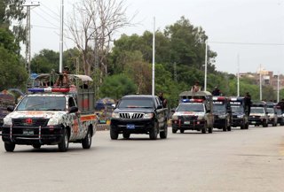 Archivo - July 2, 2025, Pakistan: HYDERABAD, PAKISTAN, JUL 02: Security officials convoy patrols in city during flag march .to maintain law and order situation as security has been tighten during the Holy Month of .Muharram-ul-Haram, in Hyderabad on Wedne