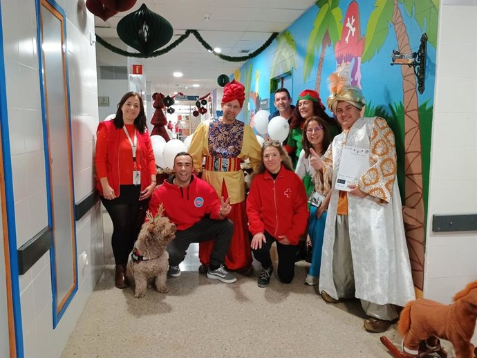 Visita dal cartero real de 'La Banda'  a los niños del Hospital Juan Ramón Jiménez de Huelva.