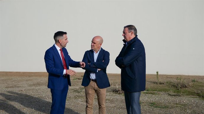 Representantes de la Diputación de Almería y del Ayuntamiento de Sorbas visitan el solar donde se proyecta la nueva residencia de mayores del municipio.
