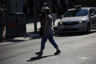 Archivo - Una persona cruza un paso de cebra, a 12 de julio de 2022, en Madrid (España). La segunda ola de calor del verano podría alcanzar temperaturas máximas de hasta 47 grados centígrados (ºC) en algunos puntos de la península. En Madrid, está previst