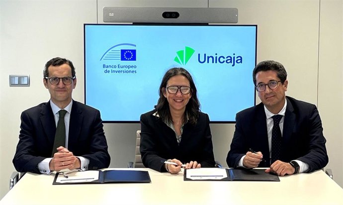 EL director general de Negocio de Empresas de Unicaja, Jesús Ruano; la directora de Instituciones Financieras del BEI, Gemma Feliciani y el director general de Riesgo de Crédito y ESG de Unicaja, Javier Pérez.