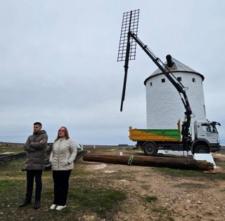 LA viceconsejera de Cultura y Deportes, Carmen Teresa Olmedo, en una visita que ha realizado a las obras, en la que ha estado acompañado del alcalde de la localidad manchega, Santiago Lázaro.