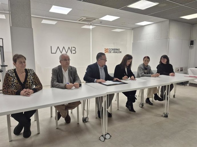 La consejera de Bienestar Social y Familia del Gobierno de Aragón, Carmen Susín, firma el protocolo de atención a los usuarios del Teléfono del Mayor.
