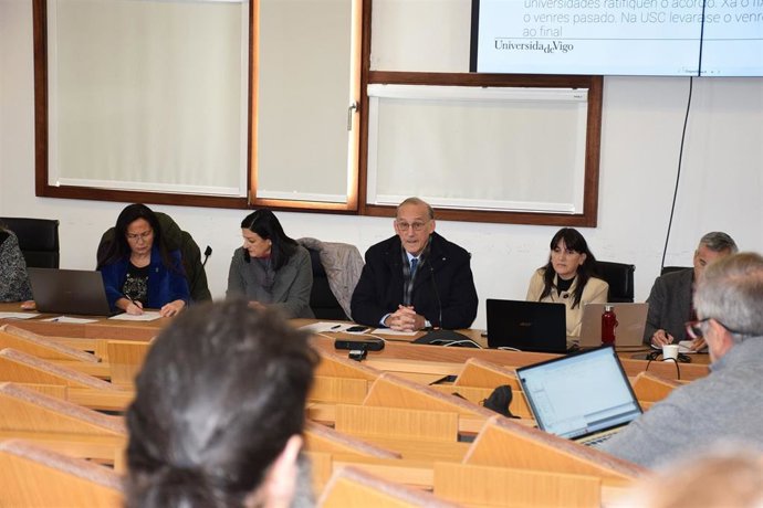 Reunión extraordinaria do Consello de Goberno da UVigo, convocada para decidir sobre o acordo de descentralización de Medicamento que, finalmente, non se votou, a 1 de decembro de 2025.