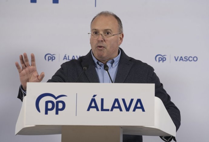 El secretario general del PP, Miguel Tellado, durante la celebración del almuerzo de Navidad del PP, en el hotel Ciudad de Vitoria, a 13 de diciembre de 2025, en Vitoria, Álava, País Vasco (España).