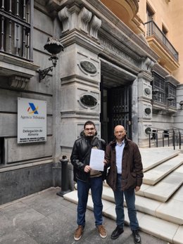 Los representantes de Podemos-IU-Verdes frente al edificio de Hacienda en el Paseo de Almería.