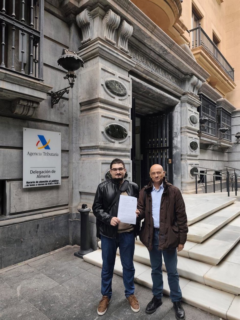 Los representantes de Podemos-IU-Verdes frente al edificio de Hacienda en el Paseo de Almería.