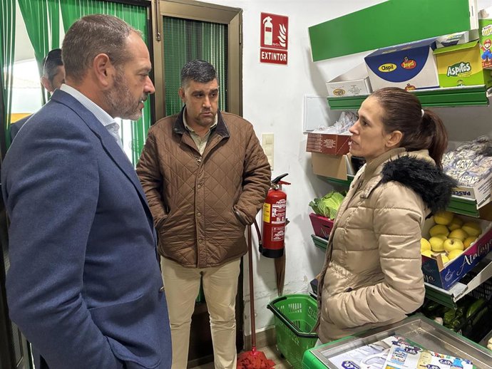 El consejero de Gestión Forestal y Mundo Rural, Francisco Ramírez, visita un pequeño comercio.