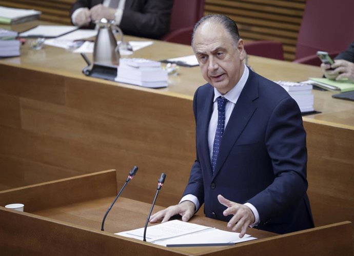 El conseller d'Emergències i Interior, Juan Carlos Valderrama, compareix en Les Corts