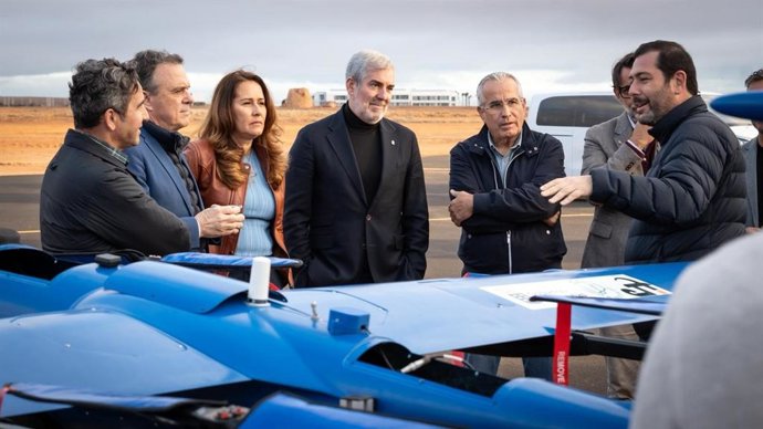 El presidente de Canarias, Fernando Clavijo, durante su visita a Canarias Stratoport en Fuerteventura