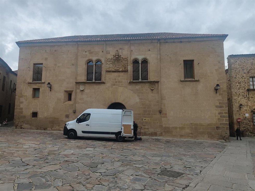 Traslado de los enseres del Palacio de Mayoralgo adquirido por la Diputación de Cáceres