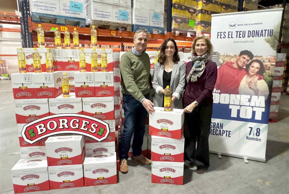Imagen de la donación anual de aceite de la compañía.