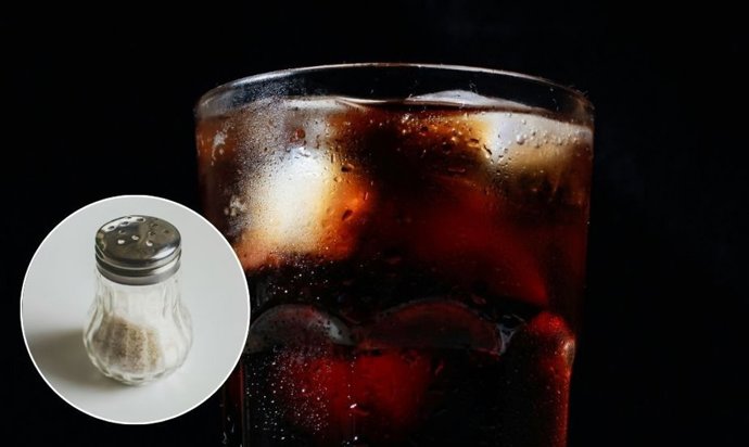 Poca gente lo sabe: mezclar sal con cola se usa como truco casero para limpiar ollas y sartenes