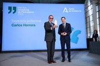 Carlos Herrera recibe el Premio Andalucía de Periodismo: "50 años después me sigue emocionando la luz roja del locutor"
