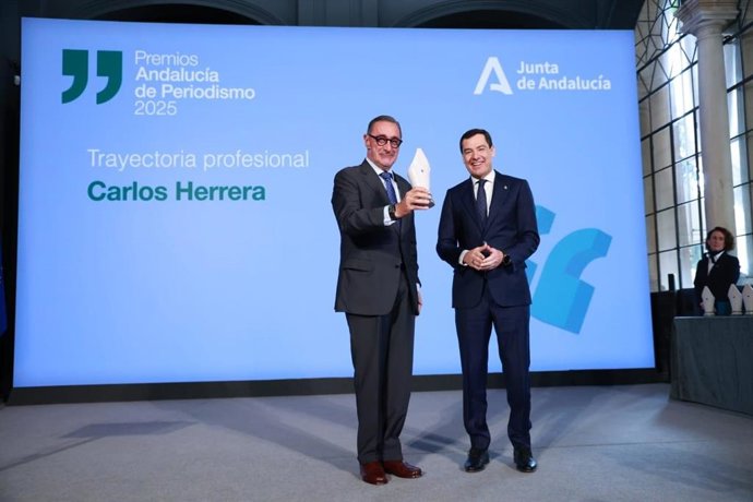 El periodista y comunicador Carlos Herrera ha recibido este viernes en Sevilla el premio Andalucía de Periodismo a su trayectoria profesional, en una acto presidido por el jefe del Ejecutivo andaluz, Juanma Moreno, que le ha hecho entrega del galardón