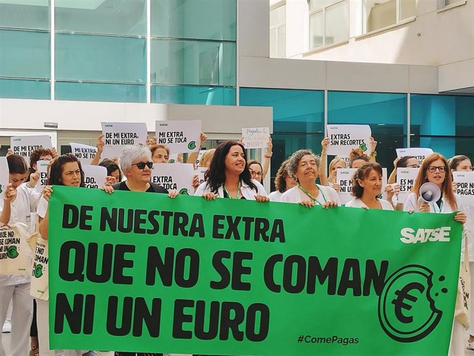 Archivo - Concentración de enfermeras y fisioterautas por los recortes en la paga extra.