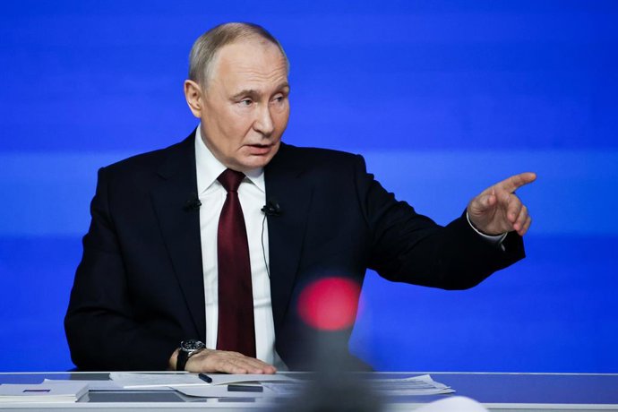 RÚSSIA, MOSCOU - 19 DE DEZEMBRO DE 2025: Vladimir Putin, Presidente da Rússia, realiza uma entrevista coletiva anual de fim de ano ao vivo e televisionada em Gostiny Dvor