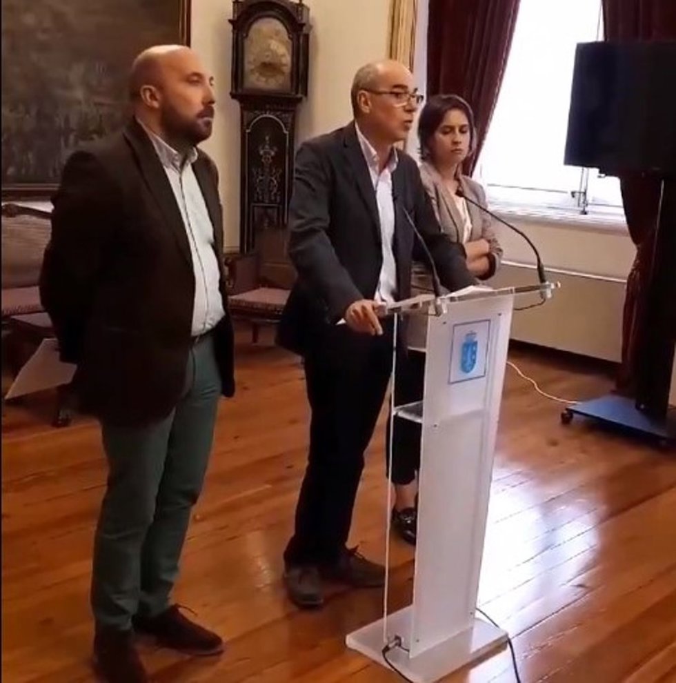 Archivo - Los portavoces de los grupos municipales socialistas del PSOE y el BNG, José Manuel Lage y Francisco Jorquera, en una rueda de prensa