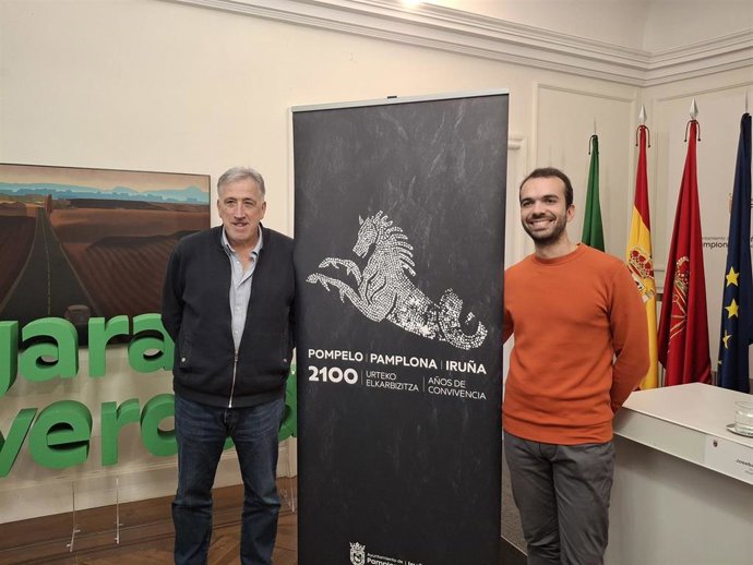 El alcalde de Pamplona, Joseba Asiron, y el director del área de Cultura, Fiestas y Deporte, Iñigo Gómez Eguiluz, en el balance del ciclo '2100 años de convivencia'.