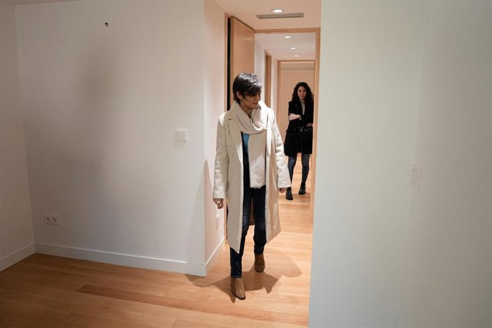 La ministra de Vivienda y Agenda Urbana, Isabel Rodríguez visita un edificio con viviendas propiedad de CASA 47, la Entidad Estatal de Vivienda. 