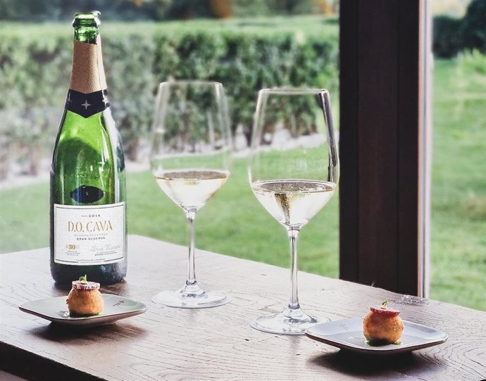 Archivo - Cava y aperitivo en Paradores.