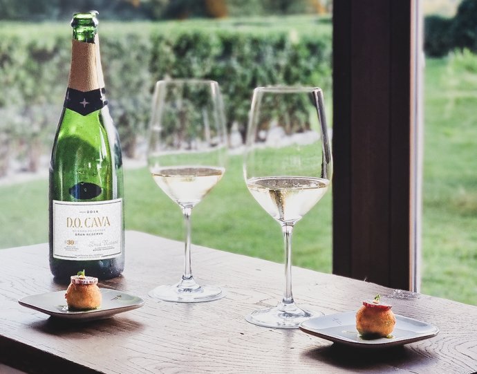 Archivo - Cava y aperitivo en Paradores.