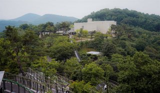 Archivo - June 27, 2025, Gimpo, South Korea: A panoramic view of an exhibition hall from the Jogang Observatory. Aegibong Peace Ecological Park in Gimpo, South Korea, the newly opened 30-seat Starbucks CafĂ brews with a a distant view of North Korea, appr
