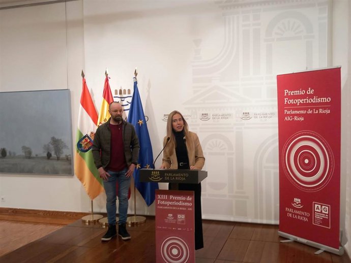 La presidenta del Parlamento, Marta Fernández Cornago, en la presentación de este nueva edición junto al presidente de la AiG de La Rioja, Óscar Solorzano