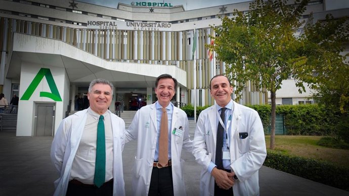Los tres médicos del Hospital Macarena que figuran en el ranking nacional 2025 de los profesionales mejor valorados.