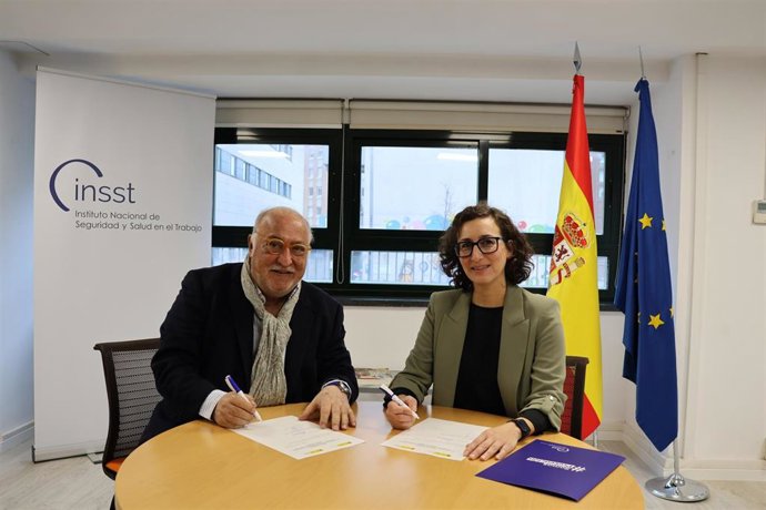 Pere Navarro (DGT) y Aitana Garí (INSST) en la firma del acuerdo